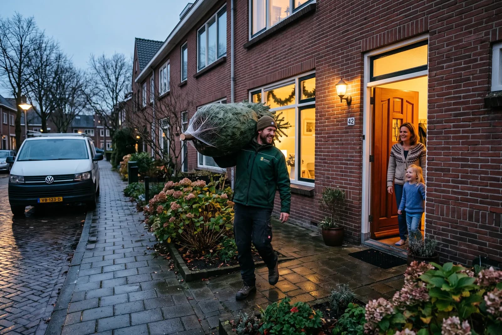 Vrijwilliger van Round Table 158 zet een ingepakte kerstboom bij een voordeur in Bodegraven